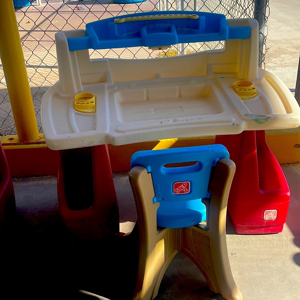 Step two deluxe kids art table